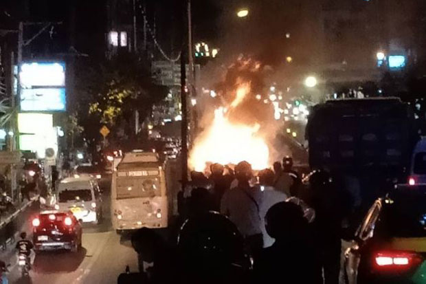 Vehicles caught fire after an 18-wheeler running down from an elevated road hit many vehicles on Ramkhamhaeng Road in Bangkapi district, Bangkok, late on Tuesday night. (Photo via JS100.com)