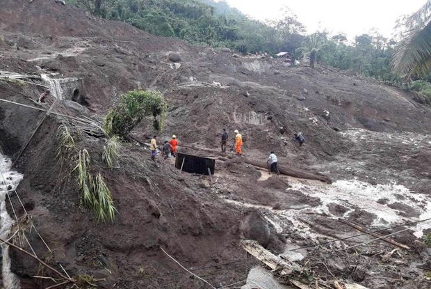 A handout photo made available by the Department of Public Works and Highways (DPWH) shows rescuers looking for survivors after a landslide in the town of Natonin, Mountain Province, Philippines, on Wednesday. (EPA photo)