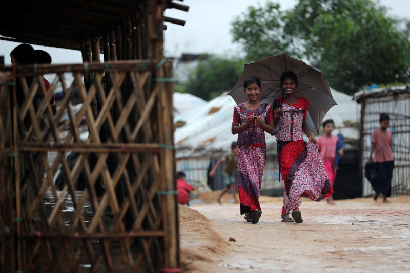 Rohingya refugee girls walk along the Kutupalong camp in Cox's Bazar, Bangladesh, on Oct 13, 2018. (Reuters photo) Rohingya refugee girls walk along the Kutupalong camp in Cox's Bazar, Bangladesh, on Oct 13, 2018. (Reuters photo)