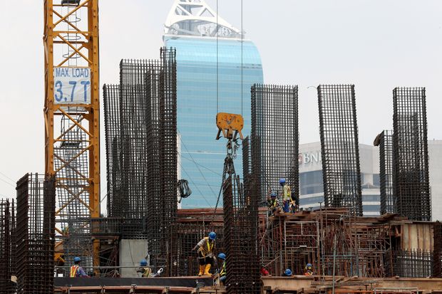 Indonesian labourers work on a construction site in Jakarta on Wednesday. (EPA-EFE Photo) Indonesian labourers work on a construction site in Jakarta on Wednesday. (EPA-EFE Photo)