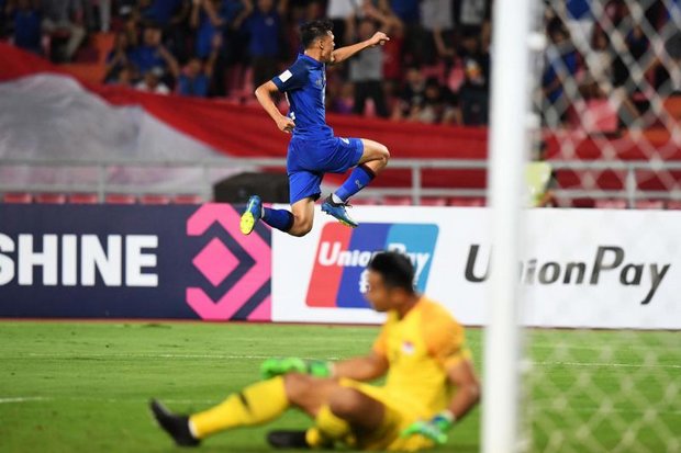 Thailand beat Singapore to advance in Suzuki Cup