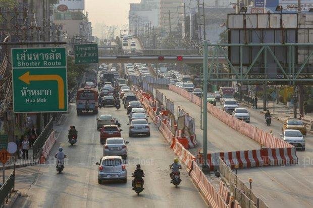 Construction work on the future Orange Line railway will close the Lam Sali flyover (background), making traffic around the Bang Kapi area even more jammed. (File photo)