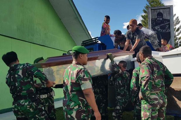 Indonesian soldiers prepare coffins for construction workers, believed to have been shot dead, in Wamena in Papua province on Tuesday. (AFP photo)