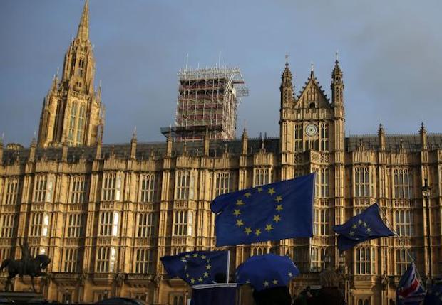 Pro-EU anti-Brexit demonstrators wave Union and EU flag outside the Houses of Parliament in central London on Dec 13, 2017 as MPs debate proposed an amendment to the EU Withdrawal Bill. (AFP file photo) Pro-EU anti-Brexit demonstrators wave Union and EU flag outside the Houses of Parliament in central London on Dec 13, 2017 as MPs debate proposed an amendment to the EU Withdrawal Bill. (AFP file photo)