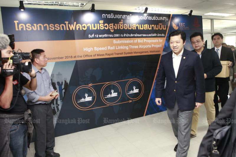 Charoen Pokphand chief executive Suphachai Chearavanont leads his team to submit a bid for a high-speed train project connecting Suvarnabhumi, Don Mueang and U-Tapao airports on Nov 11, 2018. (Photo by Pornprom Satrabhaya) Charoen Pokphand chief executive Suphachai Chearavanont leads his team to submit a bid for a high-speed train project connecting Suvarnabhumi, Don Mueang and U-Tapao airports on Nov 11, 2018. (Photo by Pornprom Satrabhaya)