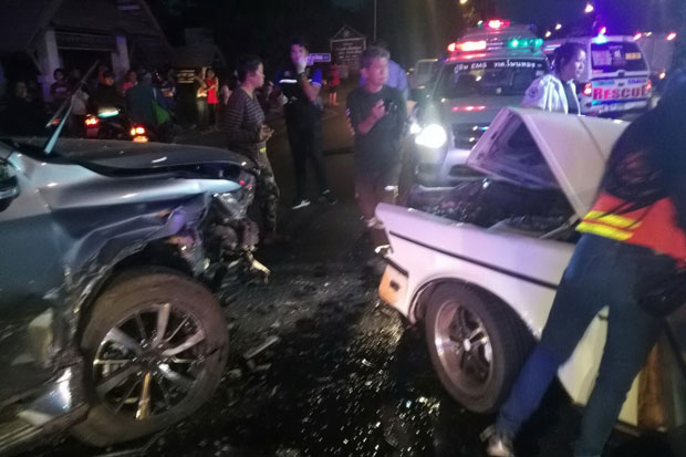 Three vehicles were involved in a head-on collision in Muang district of Kalasin province on Sunday night. A man died and three people were injured. (Photo by Yongyuth Phuphuangphet)