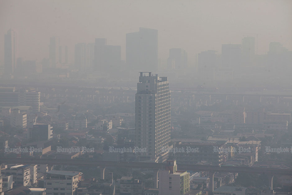 Thick haze blankets Bangkok. — Pornprom Satrabhaya
