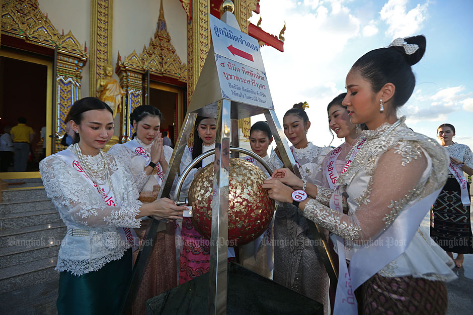 Miss Thailand World 2019 contestants make merit at a Saraburi temple yesterday. (Photo by Varuth Hirunyatheb)