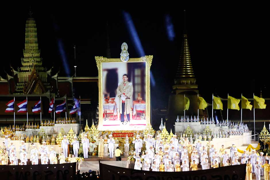 July 28: Well-wishers held candles to celebrate His Majesty the King's 67th birthday at Sanam Luang. — Wichan Charoenkiatpakul