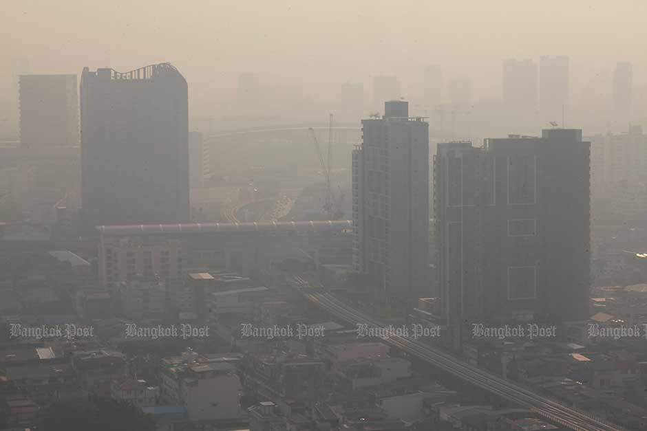 Jan 21: Areas around Bangkok were shrouded in thick haze. The poor air quality in the capital prompted authorities to consider declaring Bangkok a pollution control zone. — Pornprom Satrabhaya