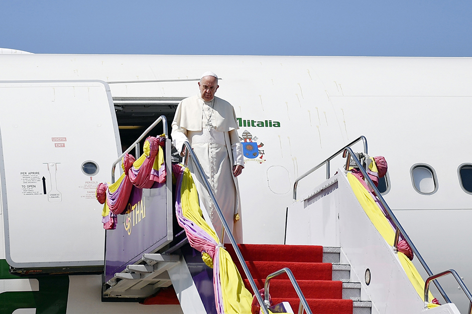 Nov 20: Pope Francis arrived in Thailand for a four-day visit to boost the morale of the Thai-Christian community in the country. — Government House