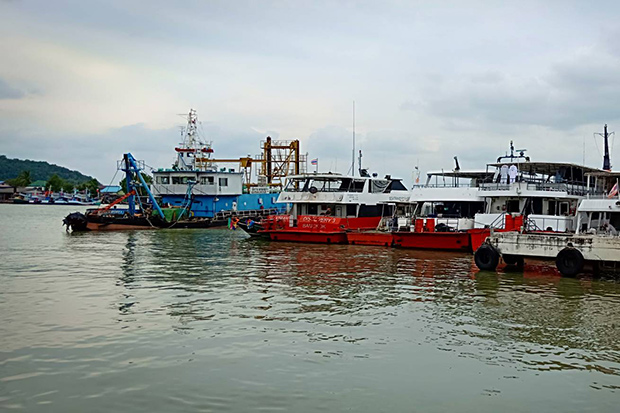 Vessels at anchor in Surat Thani on Thursday, ready for storm Pabuk, as clouds cover the southern region. (Photo by Supapong Chaolan)