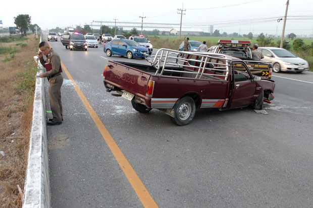 Police inspect the scene where a drunk monk crashed his pickup truck into a safety wall on Highway 32 in Manorom district of Chai Nat on Wednesday. (Photo by Chudate Seehawong)