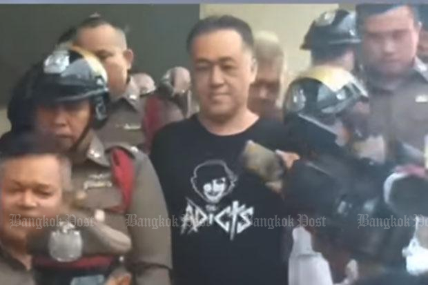 Suspect Ronnachit Bamrungjit is escorted to the South Bangkok Criminal Court on Saturday to face charges related to his relationship with a runaway teenager. (Image from Channel 8 TV)