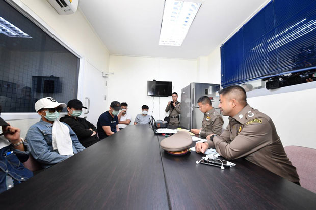 Immigration chief Surachate Hakparn, right, talks to suspected operators of an online gambling site at Prawet police station in Bangkok on Tuesday night. (Photo supplied) Immigration chief Surachate Hakparn, right, talks to suspected operators of an online gambling site at Prawet police station in Bangkok on Tuesday night. (Photo supplied)