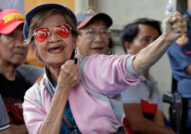 An elderly woman reacts as she watches the WBA welterweight world title boxing match between Philippine boxing champion Manny Pacquiao and US boxer Adrien Broner, on a screen in a basketball court in Manila, Philippines, on Saturday. (Reuters photo) An elderly woman reacts as she watches the WBA welterweight world title boxing match between Philippine boxing champion Manny Pacquiao and US boxer Adrien Broner, on a screen in a basketball court in Manila, Philippines, on Saturday. (Reuters photo)