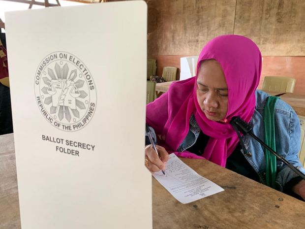 A Muslim woman completes a ballot paper in a referendum at the Marawi Sagonsongan elementary school-turned polling station in Marawi, Lanao del Sur province, southern Philippines, on Monday. Monday. (AP photo) A Muslim woman completes a ballot paper in a referendum at the Marawi Sagonsongan elementary school-turned polling station in Marawi, Lanao del Sur province, southern Philippines, on Monday. Monday. (AP photo)