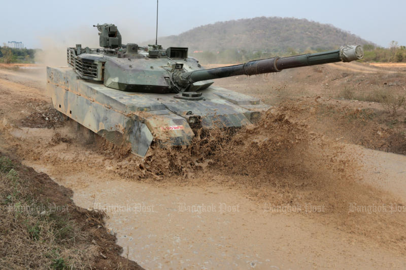 A Chinese-manufactured VT4 battle tank is deployed in simulated warfare during a demonstration attended at the Royal Thai Army Calvary Centre in Saraburi on Jan 24, 2018. (Photo by Chanat Katanyu)