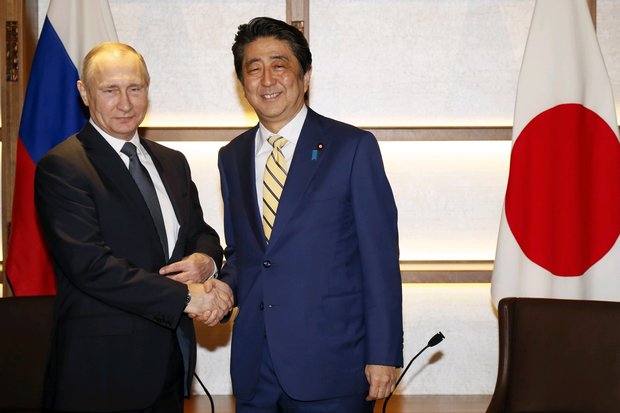 Putin lacks the clout to cut isles deal with Abe