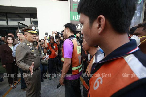 Bangkok police chief Sutthipong Wongpin talks to taxi motorcyclists at their stand on Rama IV Road during the raids on Thursday. (Photo by Pornprom Satrabhaya)