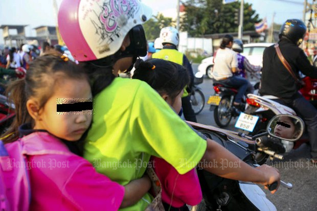 Children without helmets are a common sight, especially on the morning trips to school. There are plenty of people who excuse or support it. (File photo)