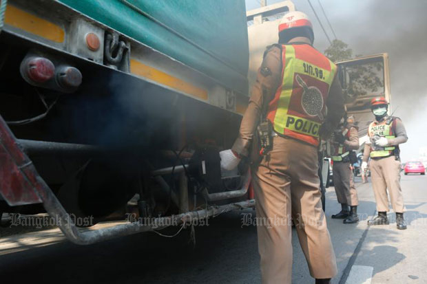 Police check lorry emissions on Prasert Manukit Road in Bangkok in a bid to curb toxic smog on Wednesday. (Photo by Pattarapong Chatpattarasill)