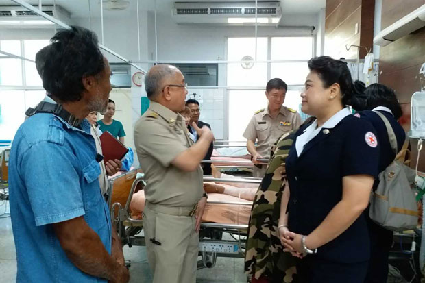 Phuket governor Pakapong Thawipat, second left, visits the injured boy at Vachira Phuket Hospital in Phuket province on Wednesday. (Photo by Achadtaya Chuenniran)