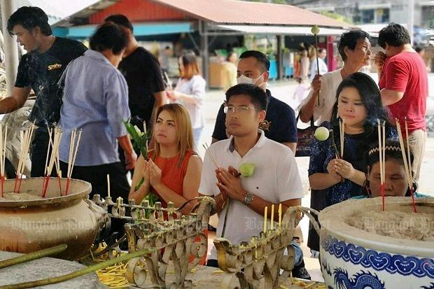 A photo posted Sunday by Thai Raksa Chart Party registrar Chayika Wongnapachant, right, shows her with Thai Raksa Chart leader Preechapol Pongpanich (centre) at a temple in Ayutthaya. (FB/Sand.Chayika)