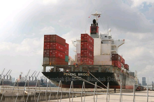 A container vessel docks at Bangkok port. Economists say the US-China trade row, a global economic slowdown and the strengthening baht are putting Thai shipments at a disadvantage. (Photo by Kosol Nakachol)