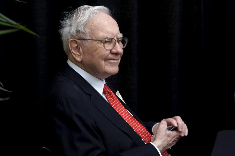 Berkshire Hathaway chief executive officer Warren Buffett plays bridge during the Berkshire annual meeting weekend in Omaha, United States, on May 3, 2015. (Reuters photo) Berkshire Hathaway chief executive officer Warren Buffett plays bridge during the Berkshire annual meeting weekend in Omaha, United States, on May 3, 2015. (Reuters photo)