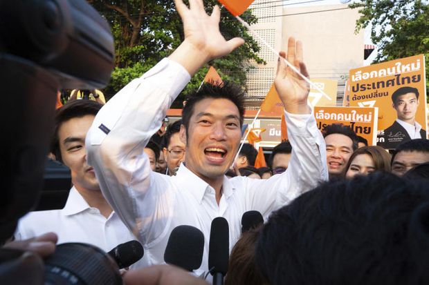 Future Forward party leader Thanathorn Juangroongruangkit, centre, is greeted by supporters as he arrives for the registration of constituency candidates competing in the upcoming general election at Thailand-Japan Youth Center stadium in Bangkok,  Feb 4, 2019. (AP file photo)