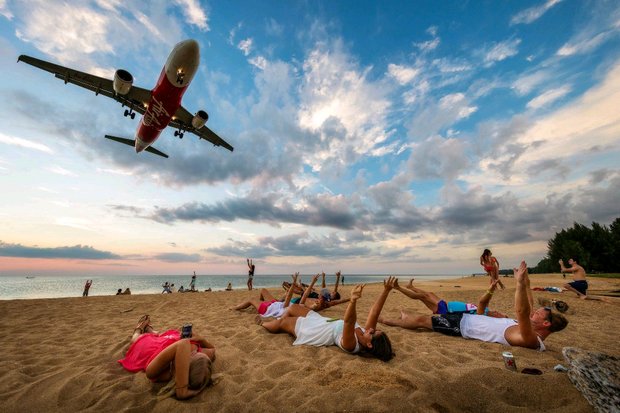 Tourists at Mai Khao beach greet the plane about to land on Phuket International Airport's Runway 09. (FP/popumon)