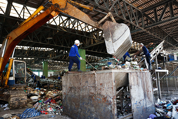 Staff sort out a variety of solid rubbish at a power plant in Rayong. (Photo by Pattarapong Chatpattarasill)