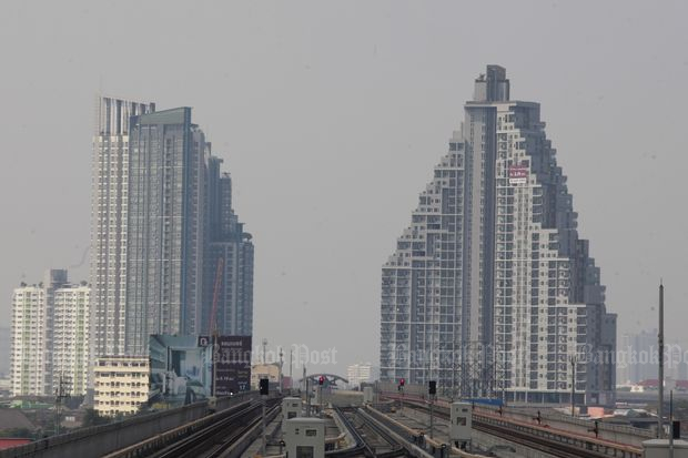 Condominiums along the mass trainsit Purple Line in mid January. (Photo by Pornprom Satrabhaya)