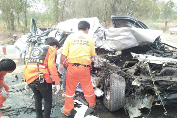 Rescue workers examine the wreck of the pickup truck which collided with a six-wheel truck in Nakhon Ratchasima's Pathai district on Sunday. The driver of the pickup and his wife were killed and their seven-year-old daughter injured. (Photo by Prasit Tangprasert) Rescue workers examine the wreck of the pickup truck which collided with a six-wheel truck in Nakhon Ratchasima's Pathai district on Sunday. The driver of the pickup and his wife were killed and their seven-year-old daughter injured. (Photo by Prasit Tangprasert)