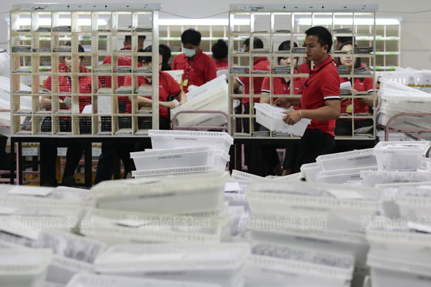 Thailand Post employees sort ballots cast in early voting at the Laksi Post Office in Bangkok last Monday. The Election Commission announced that about 1,500 advance ballots from New Zealand were invalid because they were not delivered to their constituencies before polls closed on Sunday evening. (Photo by Patipat Janthong)