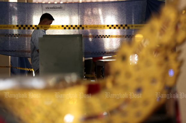 A voter casts the ballot at polling station in Din Daeng district in Bangkok. (Photo by Patipat Janthong)