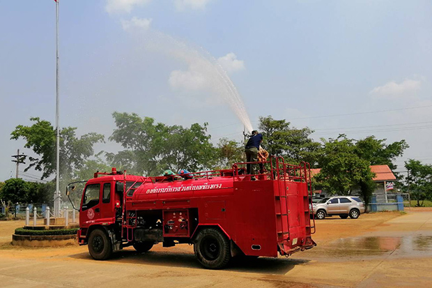 A truck sprays water into the air to battle smog in Phu Sang district of Phayao on Sunday. (Photo by Sai-aroon Pinaduang)