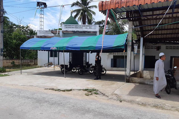 A local resident walks past the Nurul Ibadah mosque in Than To district of Yala, where two Border Patrol Police officers were shot dead while praying on Friday afternoon. (Photo taken from @PoliceMag.Thai Facebook page)