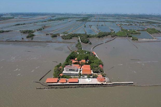 'Floating temple' in Samut Prakan defies coastal erosion