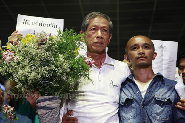 Daycha Siripatra, chairman of the Khaokwan Foundation, is warmly received at Don Mueang airport as he returns from Laos on Wednesday. (Photo by Pornprom Satrabhaya)