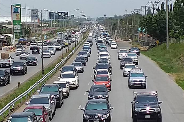 Vehicles queue on Mittraphap road in Si Khieu district of Nakhon Ratchasima as Songkran holidaymakers return to Bangkok on Monday. (Photo from @fm91trafficpro/Rescue Phromtham Neaw Twitter account)