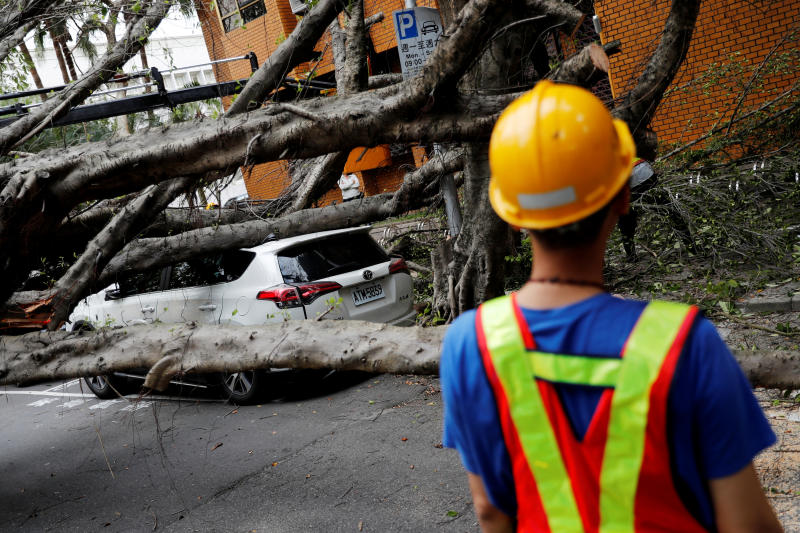 A vehicle surrounded by fallen trees is seen in Taipei after an earthquake in the Taiwanese city of Hualien on Thursday. (Reuters photo) A vehicle surrounded by fallen trees is seen in Taipei after an earthquake in the Taiwanese city of Hualien on Thursday. (Reuters photo)