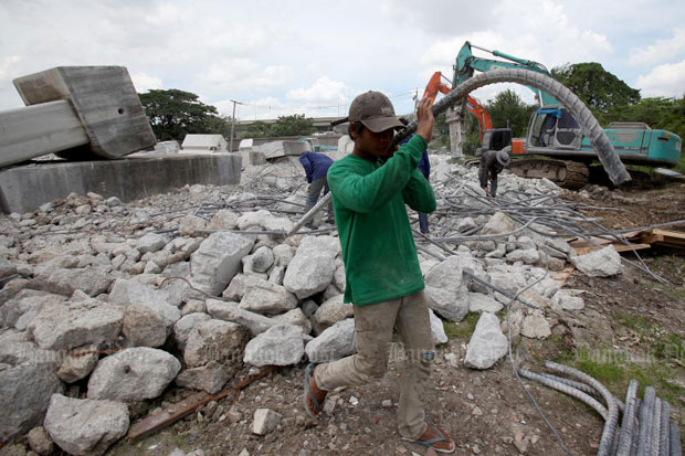 Workers are handling dismantled structures of the Hopewell mass transit project near Vibhavadi Rangsit Road in Bangkok in 2013. (Pattarapong Chatpattarasill)