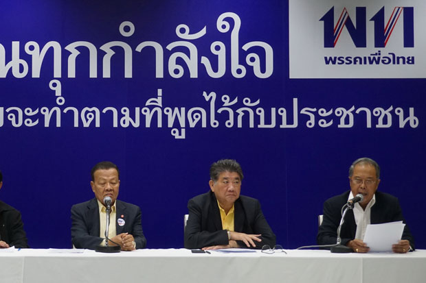 Chusak Sirinil, right, legal affairs head of the Pheu Thai Party, is in a press conference at its headquarters in Bangkok on Wednesday. He accused the government of favouring the Palang Pracharath Party in the March 24 election. (Photo supplied)