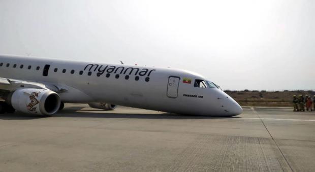 Pilot saves 89 as he lands plane without front wheels