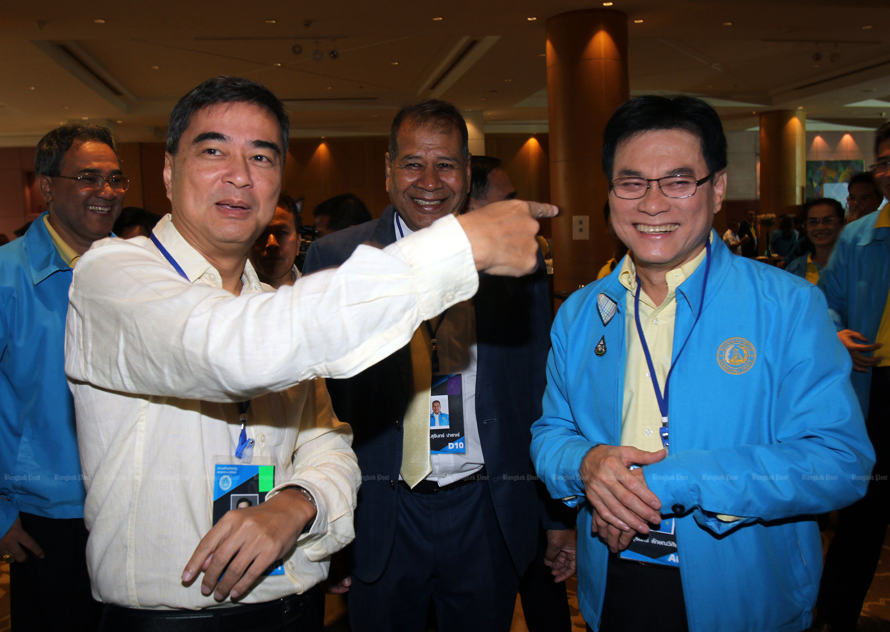 Former Democrat Party leader Abhisit Vejjajiva points to his successsor after Jurin Laksanavisit won the leadership contest on Wednesday. (Photo by Tawatchai Kemgumnerd)