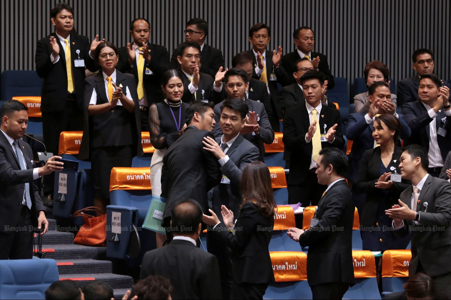 Thanathorn officially ceases duty after being sworn in