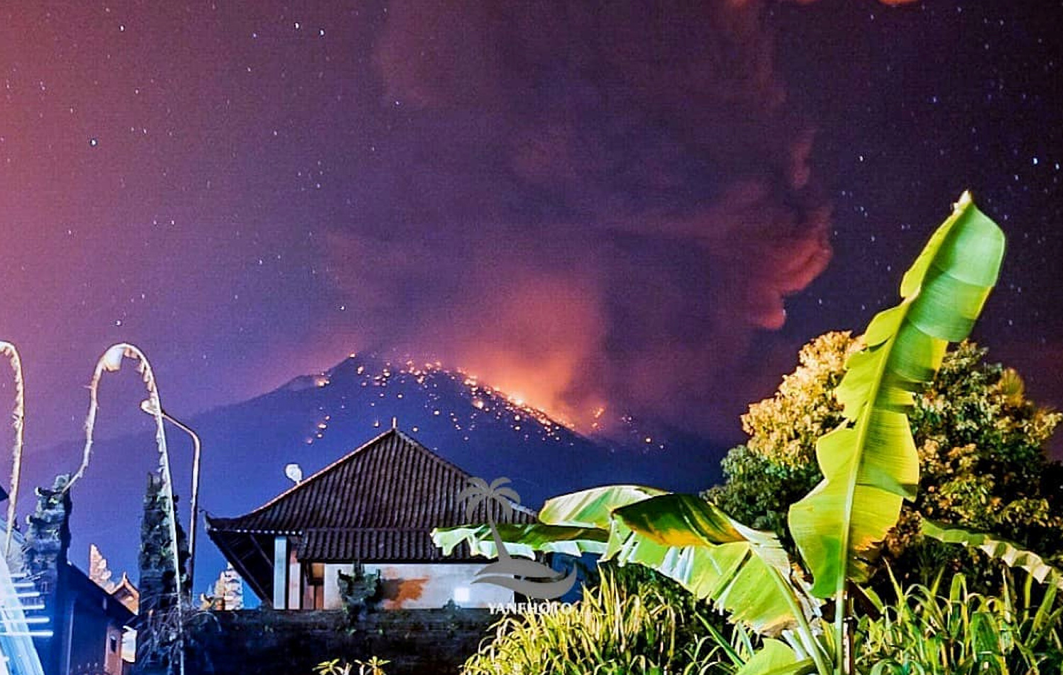 Thick smoke and a glow from lava are seen as Mount Agung erupts in Karangasem Regency of Bali late Friday night, in a picture obtained from social media. (Wayan Kartika/via Reuters) Thick smoke and a glow from lava are seen as Mount Agung erupts in Karangasem Regency of Bali late Friday night, in a picture obtained from social media. (Wayan Kartika/via Reuters)