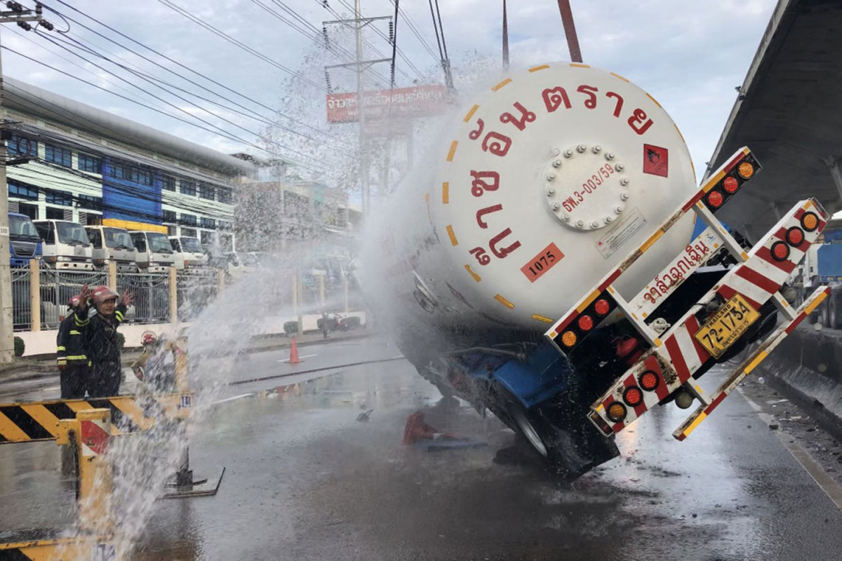 Bangkok Post - LPG tanker overturns on Bang Na-Trat Road